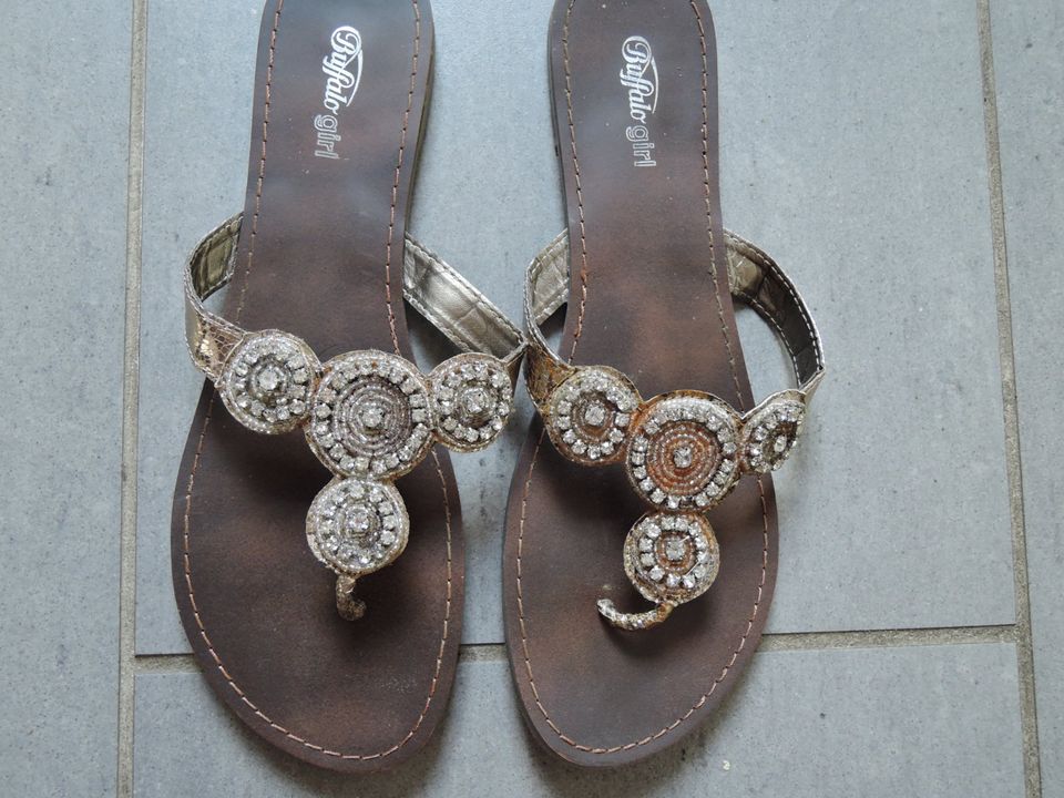 NEU Buffalo girl Flip Flop / Flip Flops 40 / 41 gold / braun in  Nordrhein-Westfalen - Rommerskirchen | eBay Kleinanzeigen ist jetzt  Kleinanzeigen