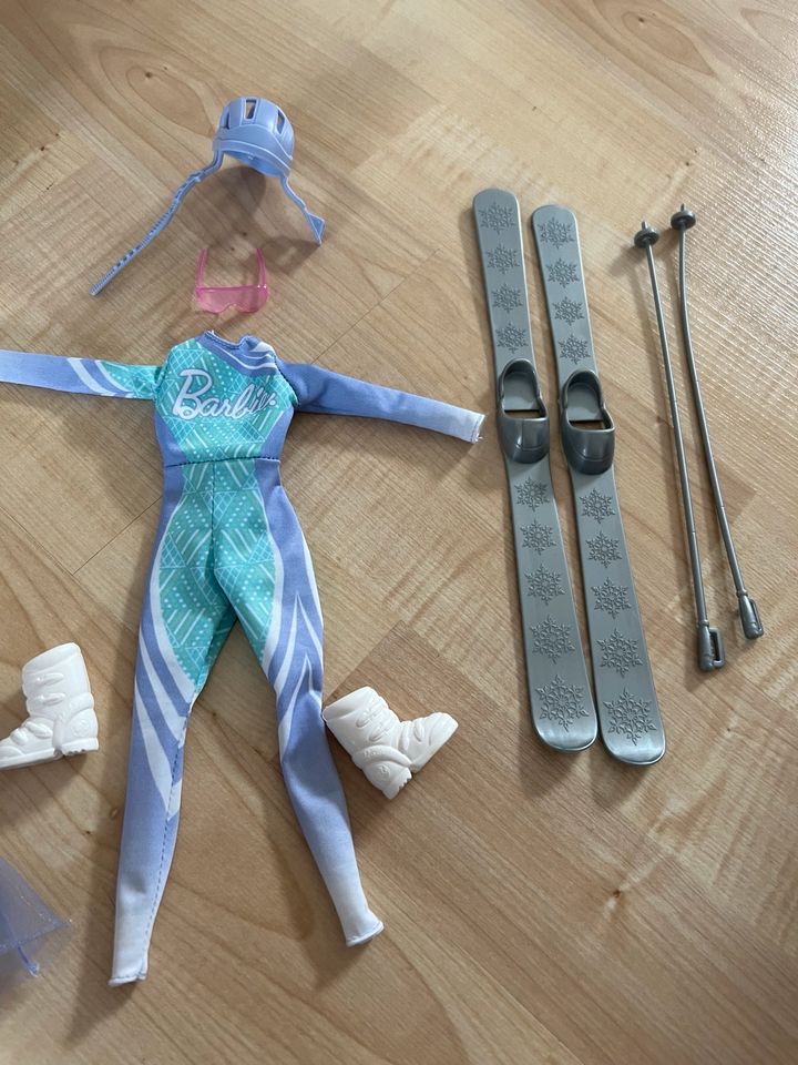 Barbie mit 5 Outfits (Adventskalender) in Alfter
