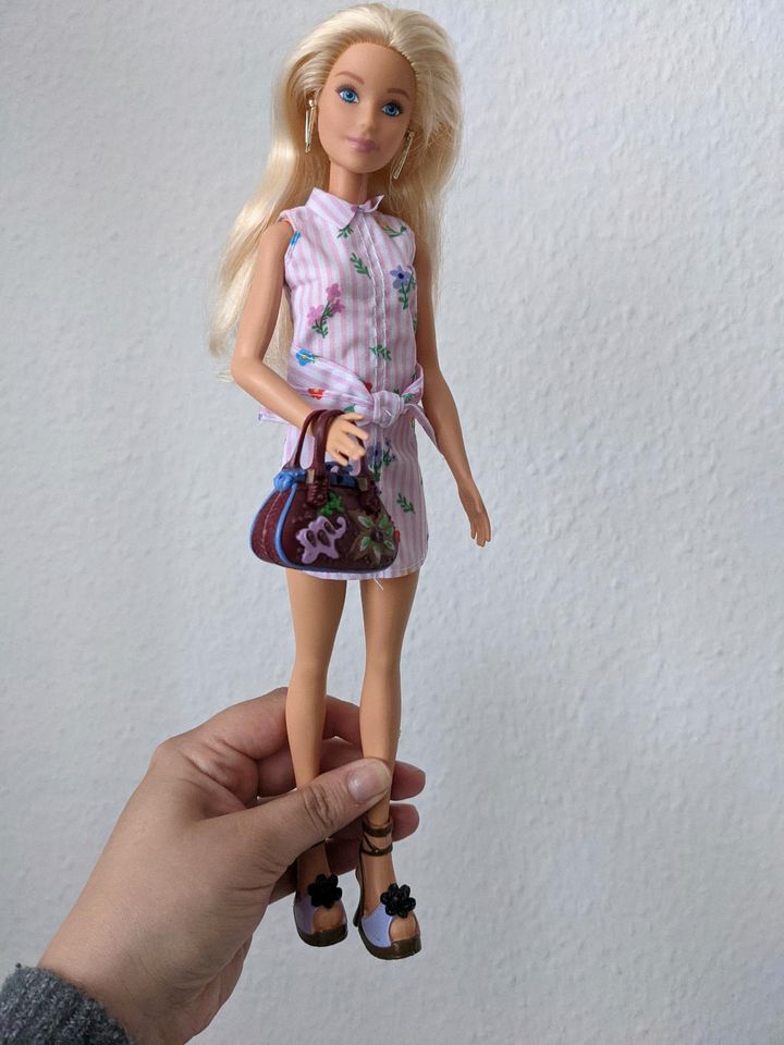 Barbie Kleidung Kleider Sets Puppen Zubehör Accessoires Mini Fash in Dresden