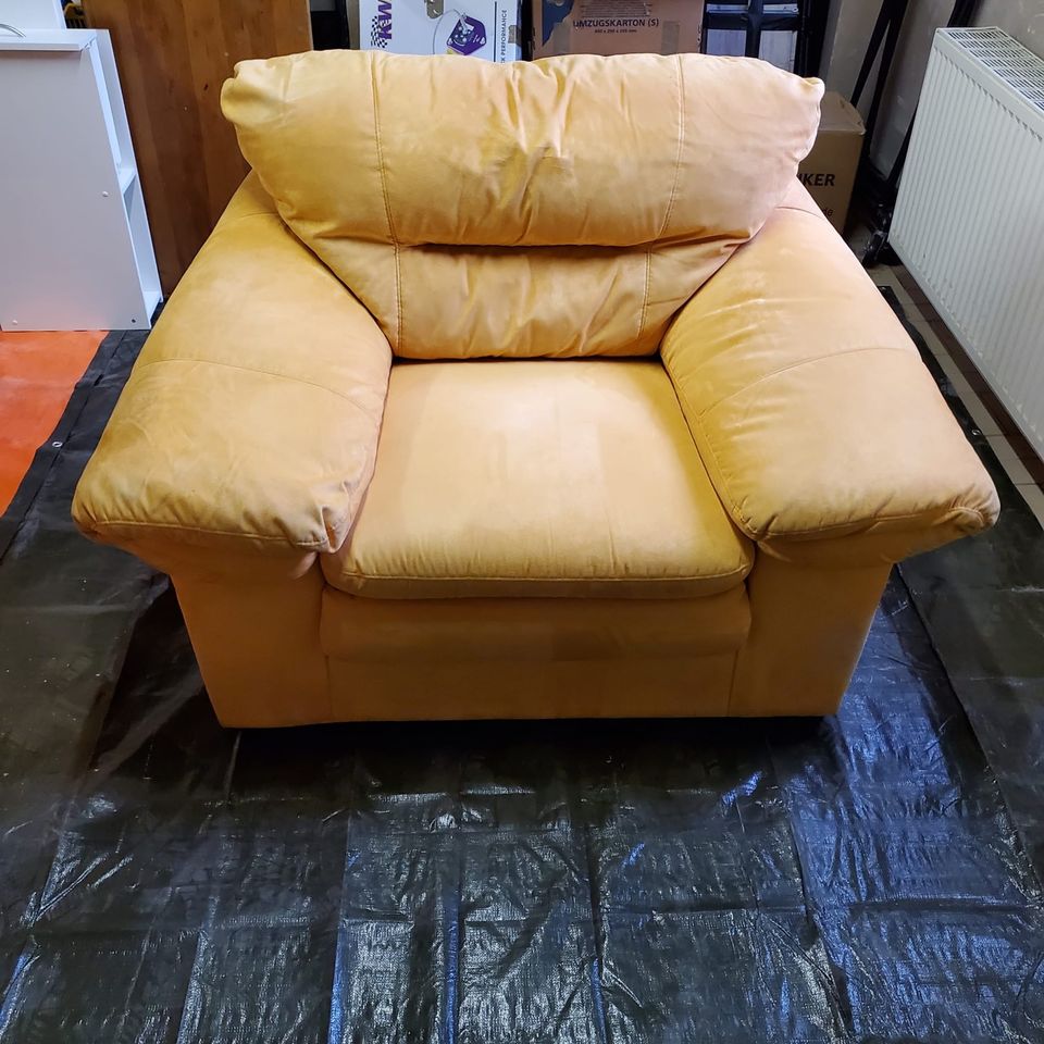 Couch 3sitzer inkl. XXL Sessel gelb Wildleder Optik in Leipzig