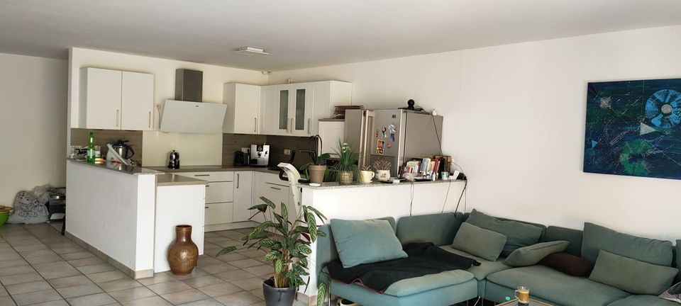 Schöne 4 Zimmer Wohnung möbliert mit Terrasse Balkon und Garten. in Bornheim