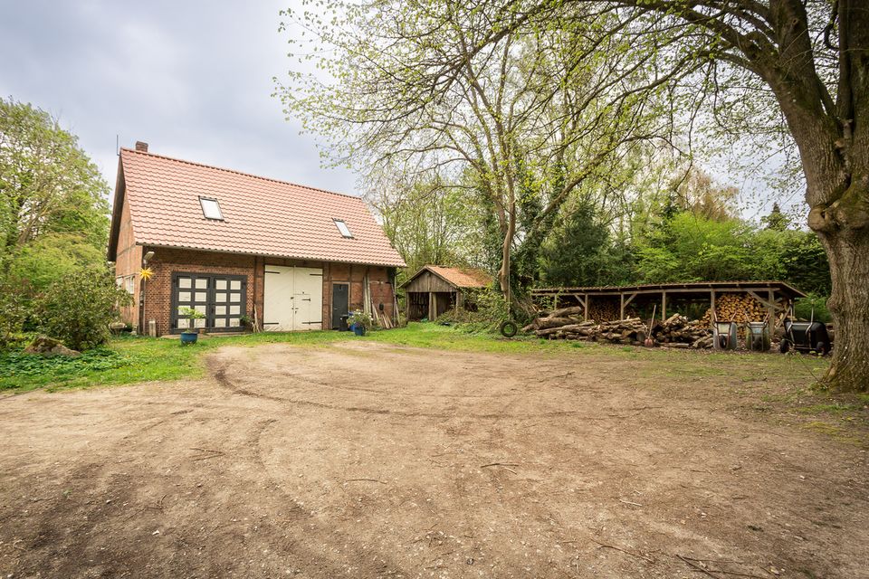 Großzügiges Landhaus auf großem Grundstück, + Nebengebäude in Salzhausen