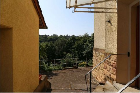 Charmantes Stadthaus mit vielseitigem Potential: Zentral gelegen und voller Möglichkeiten! in Beuna