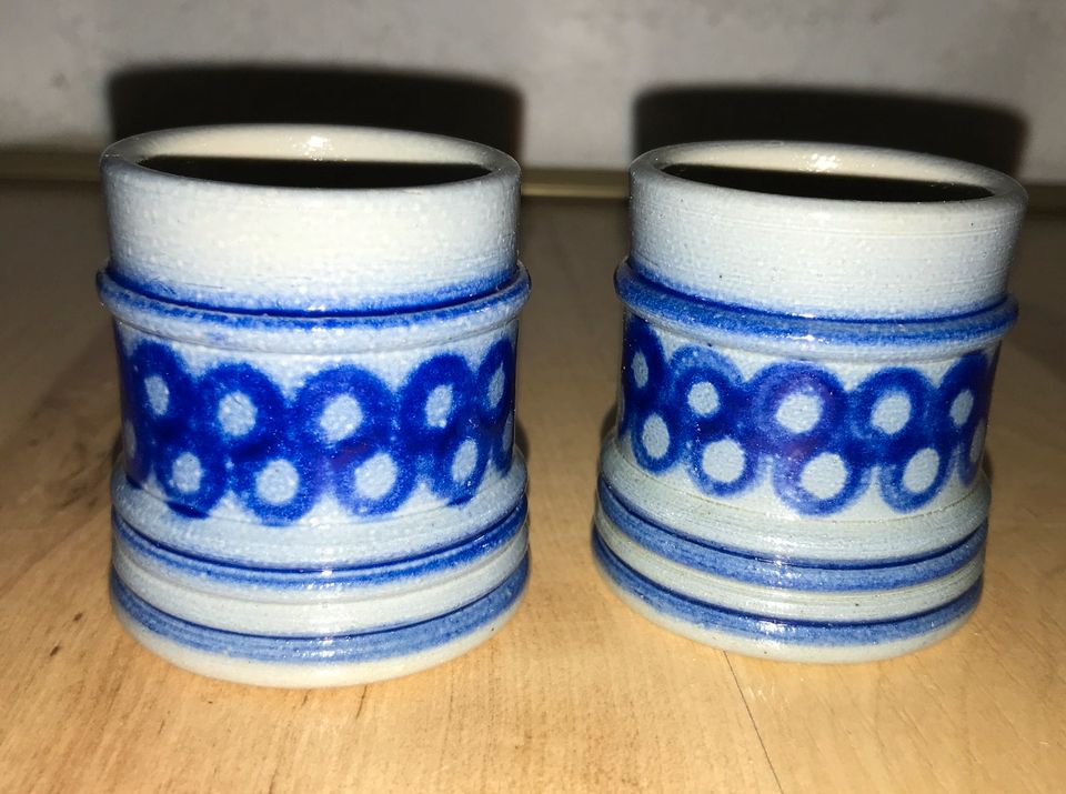 2 Krüge mit 2 Bechern und Vase Handarbeit, Salzglasur in Dernbach