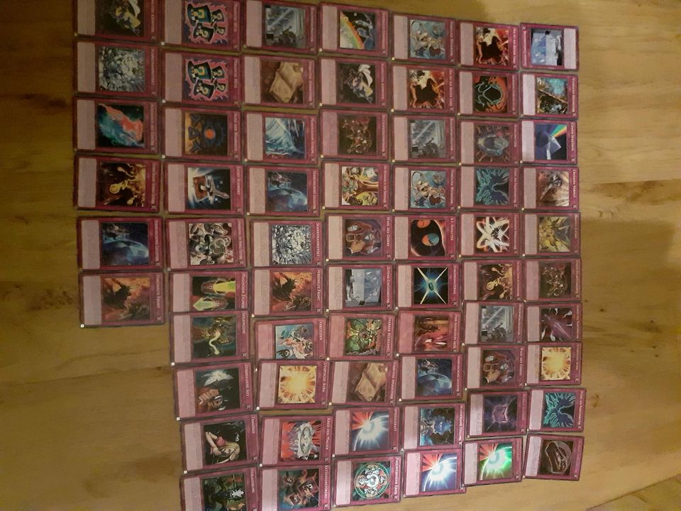 66 Yugioh Karten lila Fallenkarten in Rohr