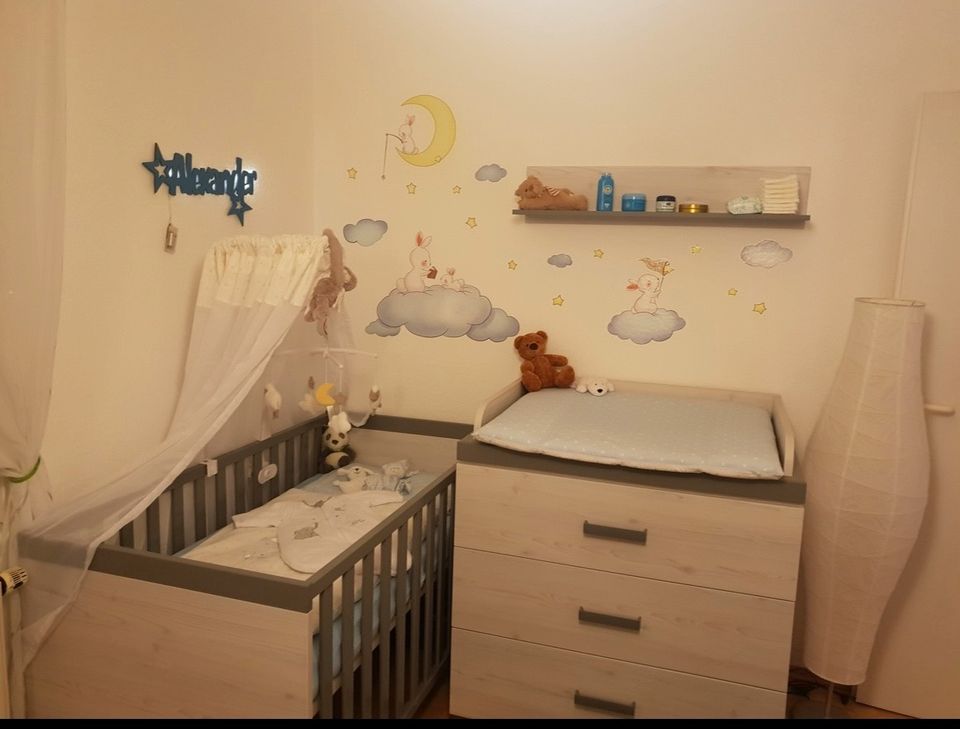 Babyzimmer Set / Bett + Kleiderschrank + Wickelkommode + Regal in Hanau