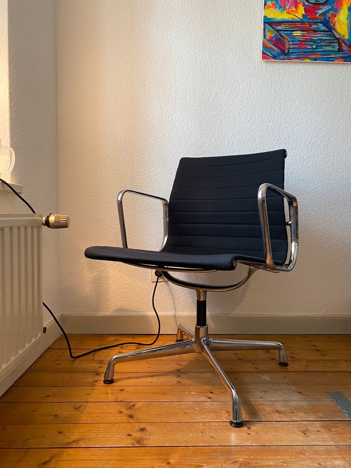 Büro Esszimmer Stuhl Vitra Eames Chair Hoppsack schwarz in Mönchengladbach