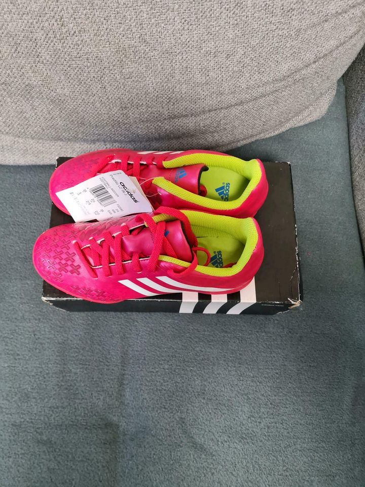 Neu!!!Hallenschuhe von Adidas Gr.35 in Oelde