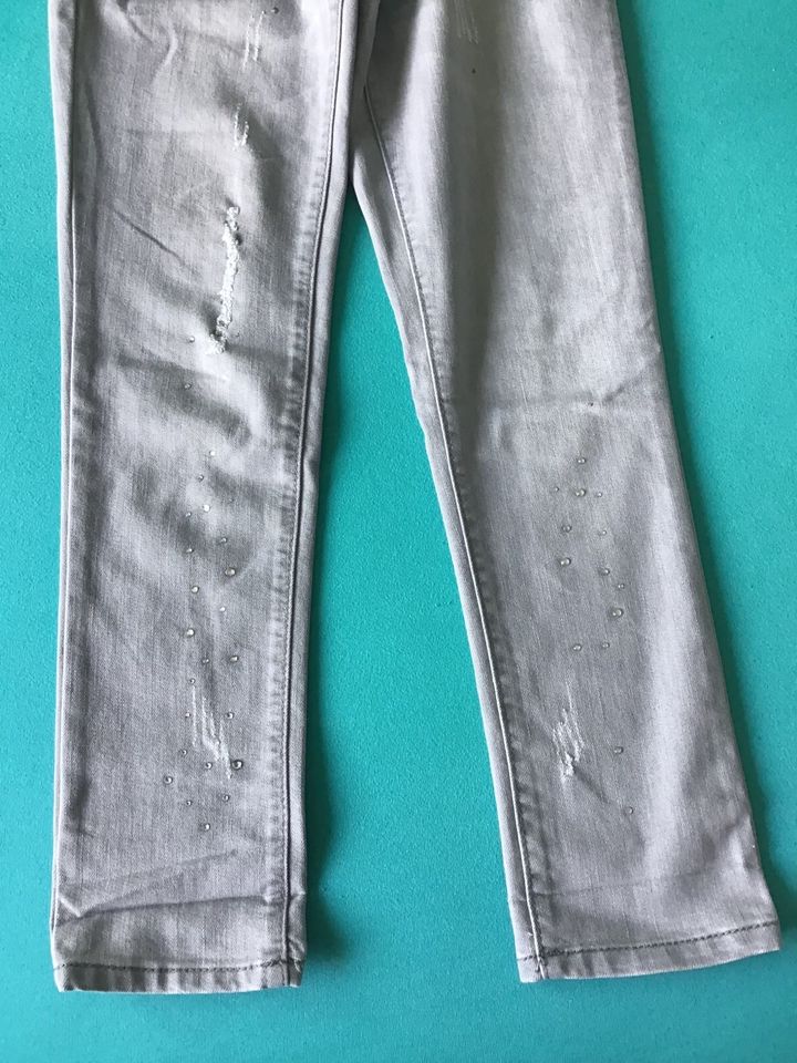 Hellgraue Jeans Hose Glitzer Steine gr.140 in Karlsdorf-Neuthard