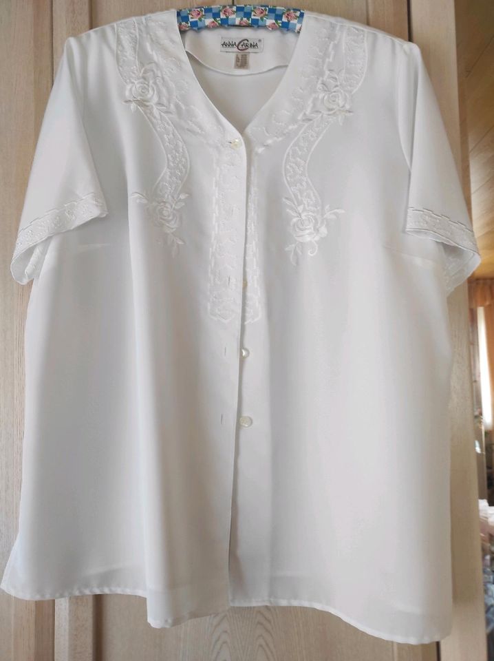 Weiße Bluse mit Stickerei Größe 48 50 in Hadamar