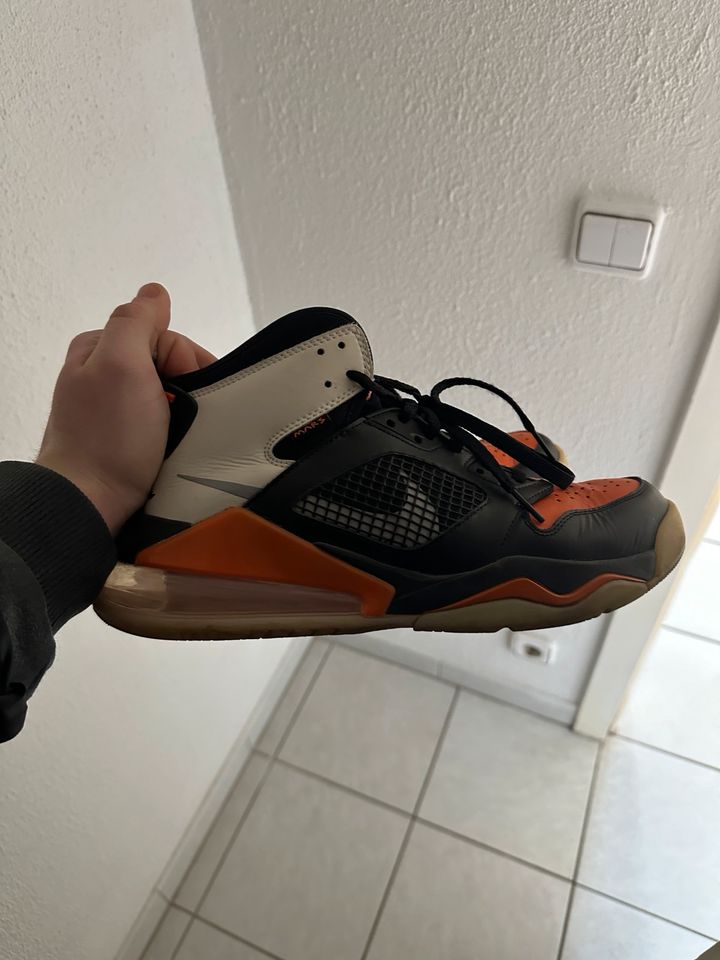 Nike Jordan Schuhe in der Farbe orange schwarz weiß in Größe 42,5 in Essen