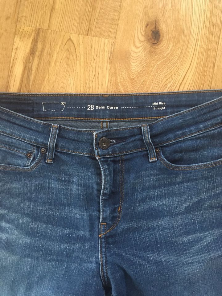 Levi’s Jeans Denim Curve Mid Rise Straight 28 in Lappersdorf