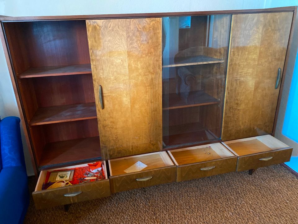 Schrank mit Füßen Vitrine Retro 60er Jahre DDR Möbel Vintage in Arnstein