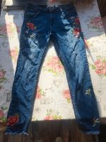 Jeanshose Jeans Hose Stickerei Strasssteine Rosen blau Gr 38 Bremen - Huchting Vorschau