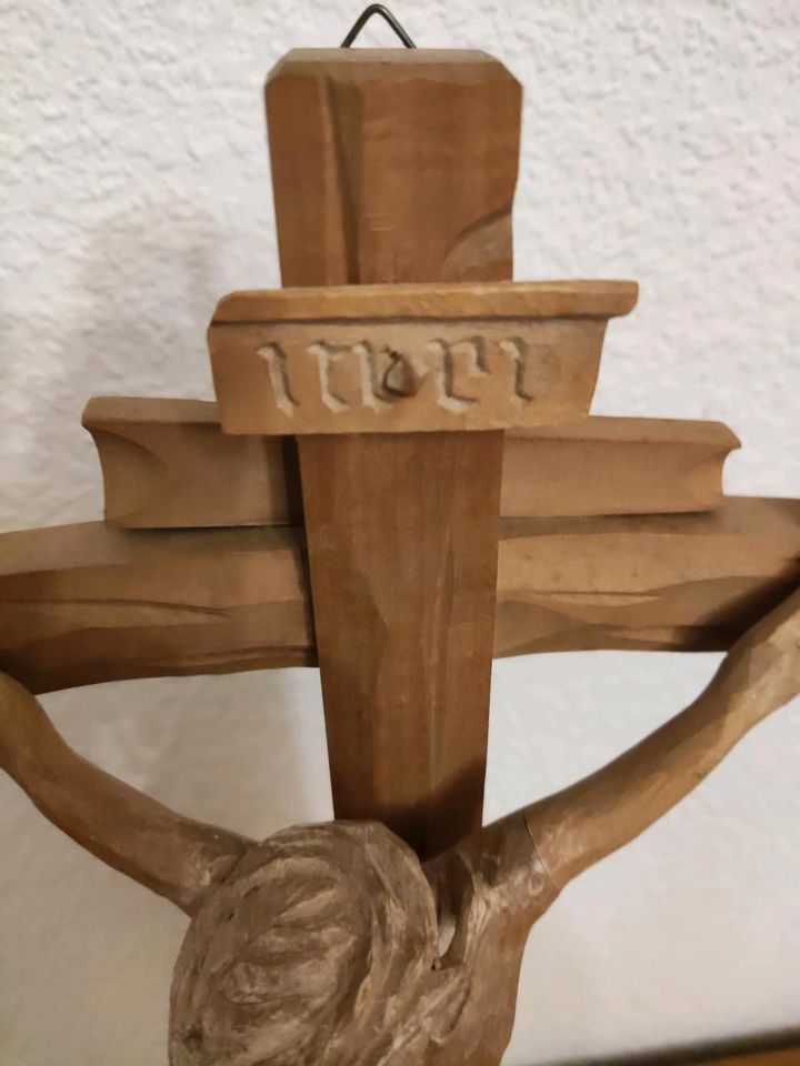 Holzkreuz Kreuz mit Christus Schnitzarbeit mit  Salzkristall in Manching