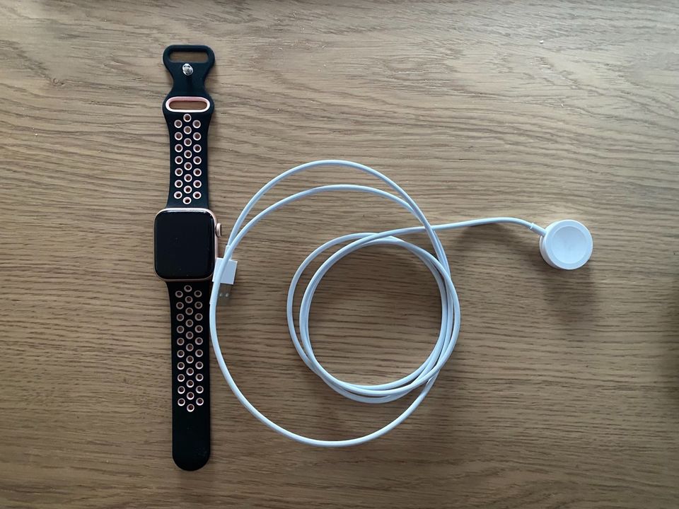 Apple Watch Series 4 - 40 mm in Wiesbaden