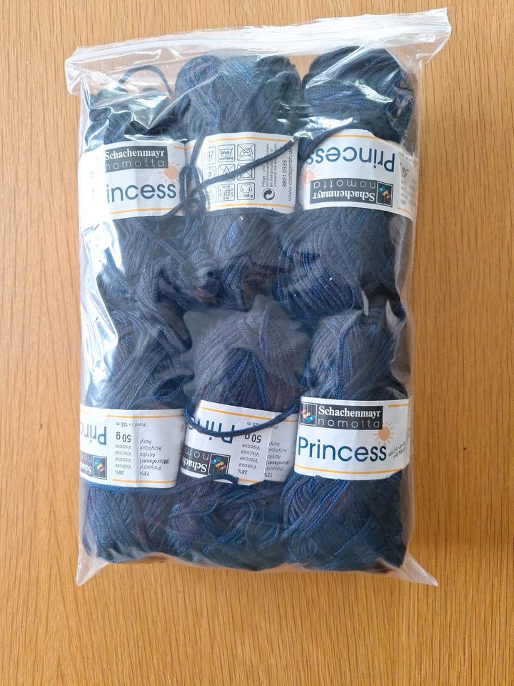 Strickgarn  300 g Bändchen Garn schwarz blau in Sonnefeld