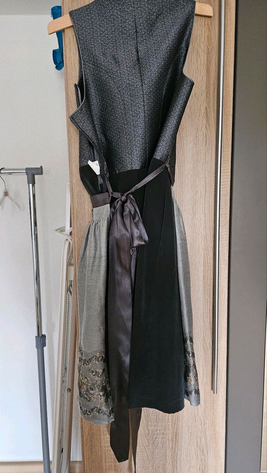 Dirndl Silber / Schwarz mit Hirsche in Schemmerhofen