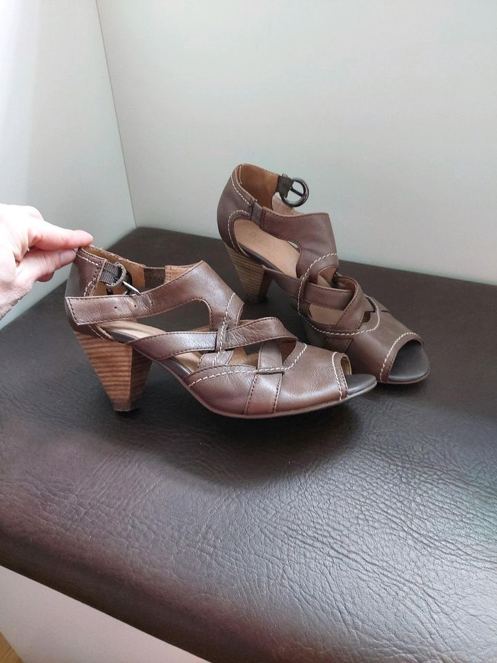Schuhpaket 37 Stiefel von Buffallo, Sandaletten usw. in Rheine
