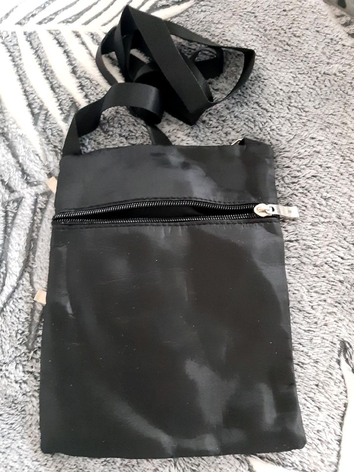 Brusttasche oder Umhängetasche Handtasche klein NEU in Bochum