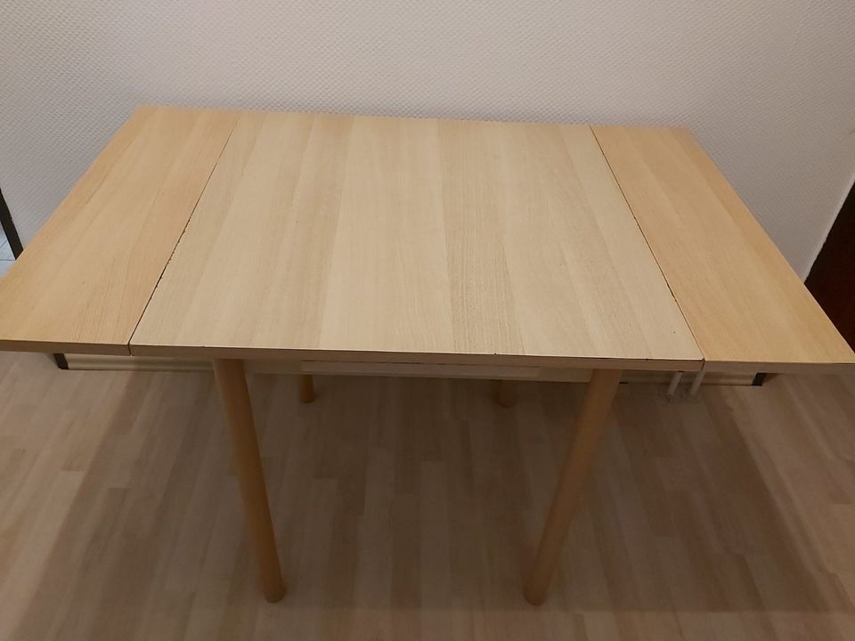 Tisch (ausfahrbar) in gebrauchtem Zustand zu verschenken! in Hamburg