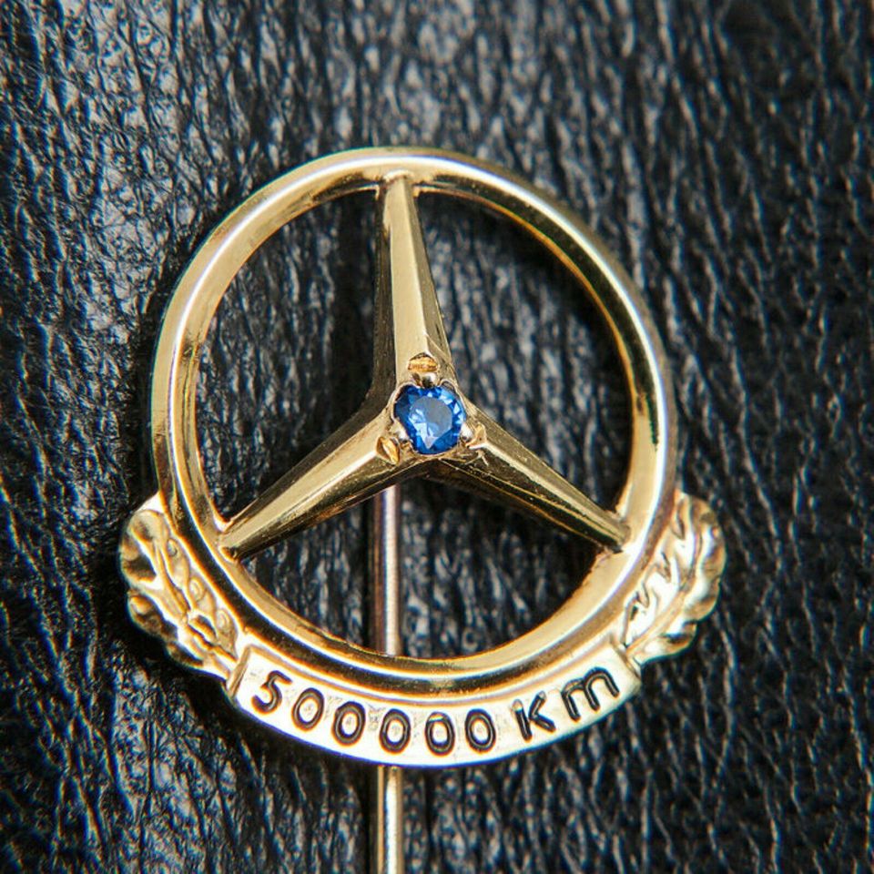 Pin Mercedes 500.000 500000 Km Anstecknadel 835 Silber  Vergoldet Neuwertig Top Versand DHL Händler Geschenk Echt in Igel