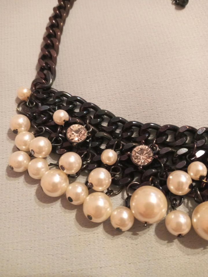 Halskette/Collier/Modeschmuck mit Perlen. in Hügelsheim