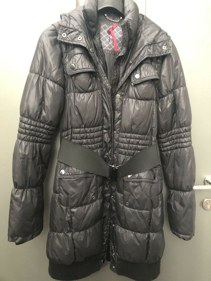 Damen Winterjacke Silvian Heach schwarz Größe M in Freystadt