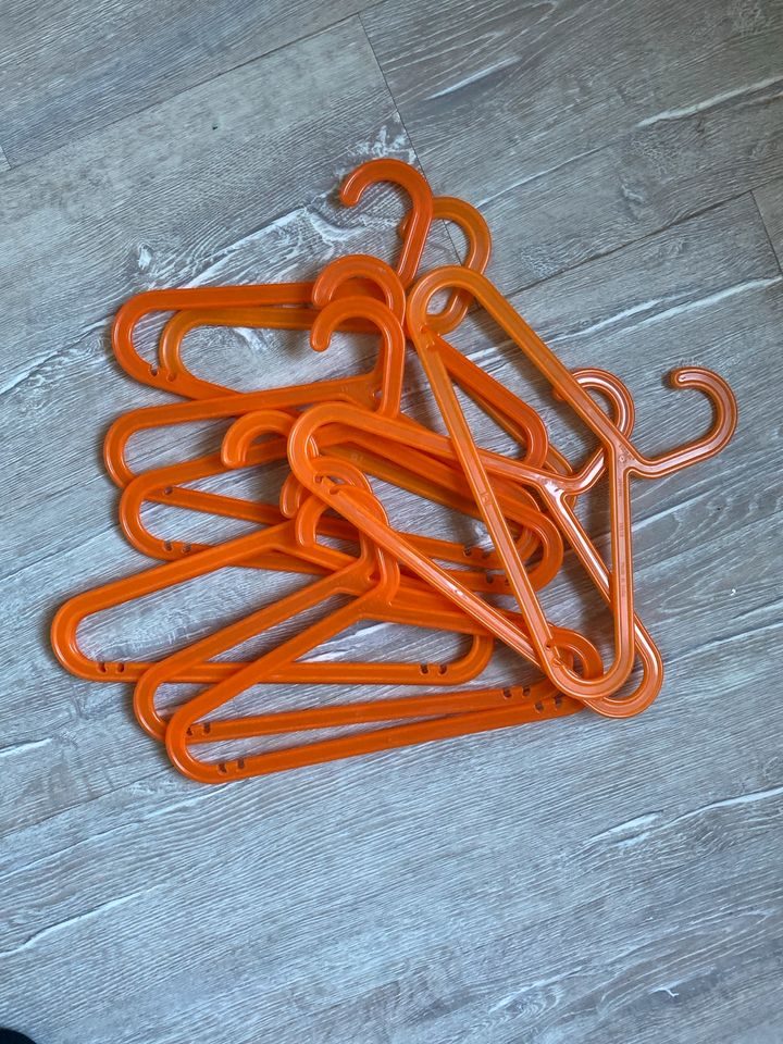 10 orange Kids Kleiderbügel von IKEA aus dem Bagis Set in Berlin