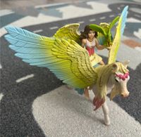 Schleich Surah Elfe mit Glitzer Pegasus 70566 Bayern - Merching Vorschau