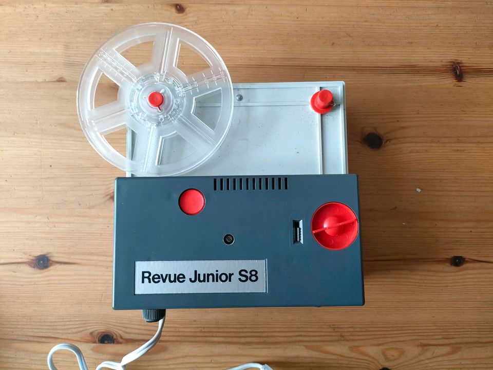 Revue Junior Projektor mit Revue Super 8 Schmalfilmkamera in Borken