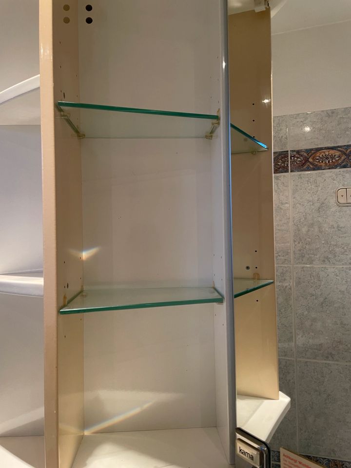 Spiegelschrank und Waschtisch mit Unterschrank für Badezimmer in Hamburg