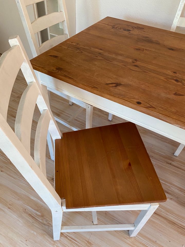 Super süßer Esstisch aus Holz mit vier Stühlen /Holztisch / Tisch in Öhringen