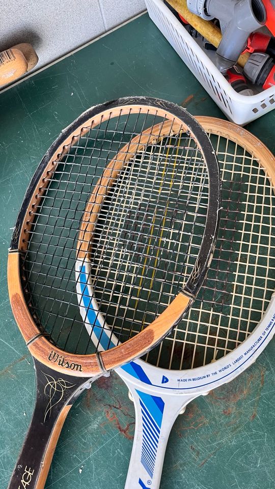 Zwei alte Tennisschläger in Nickenich