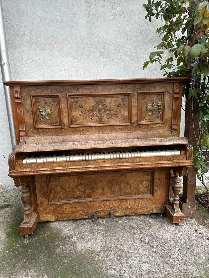 Klavier antik in Beselich
