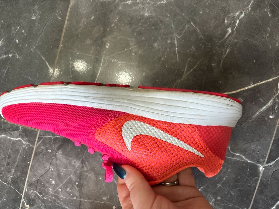 Nike Turnschuhe 38,5 pink in Kindelbrück