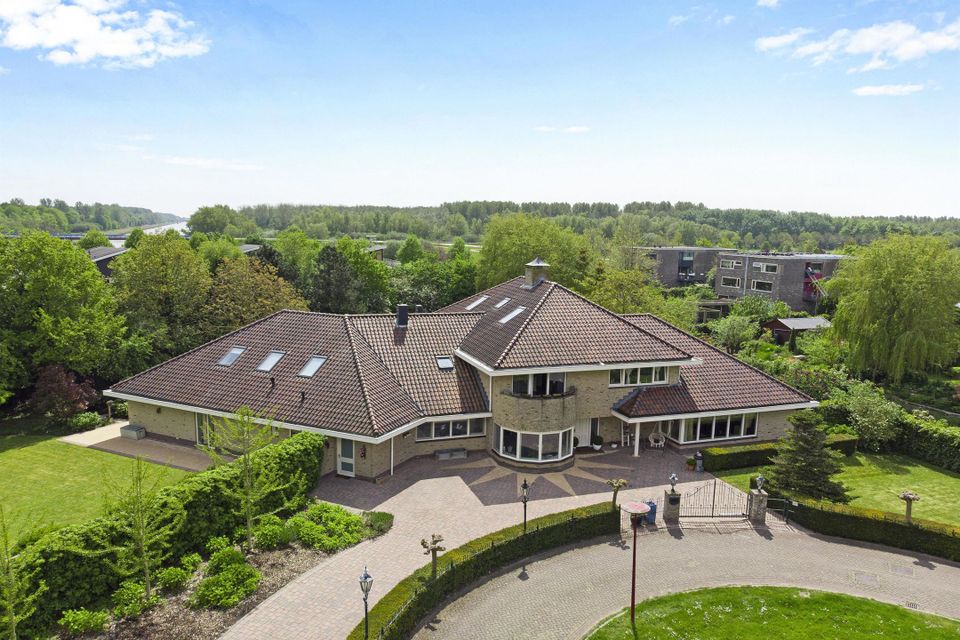 Sehr geräumige Millionärs villa 659m2 Wohnbereich Niederlanden in Westerland