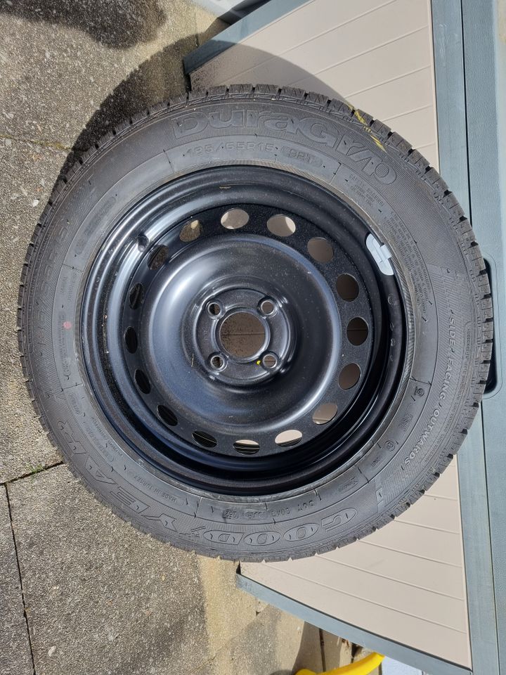 Sommerreifen auf Stahlfelge 185 / 65 R 15 92T Goodyear Duragrip in Esslingen