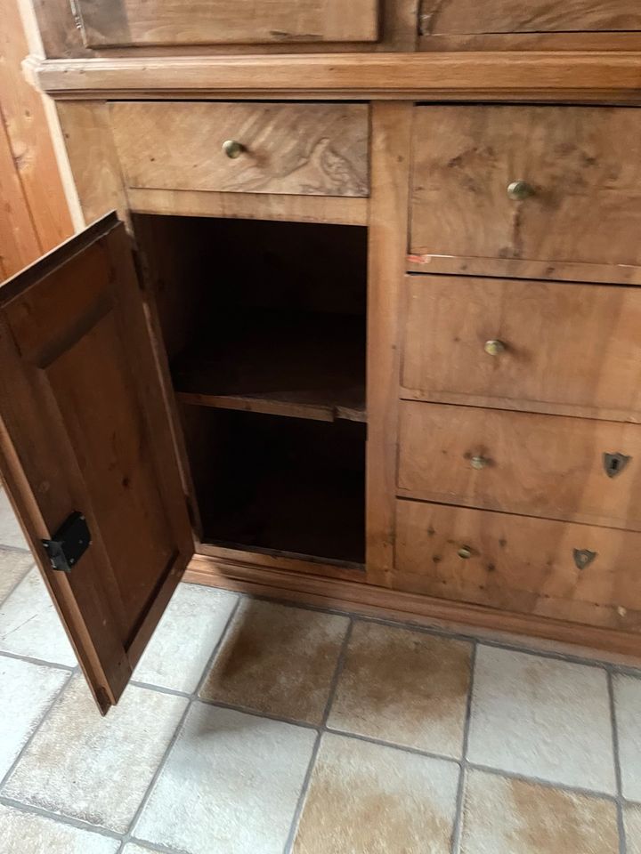 Wohnzimmerschrank Esche Antik Vollholz in Zimmern unter der Burg