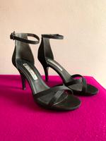 Pumps Sandalen Stilettos Tamaris Gr. 39 schwarz Glitzer, wie neu Nordrhein-Westfalen - Bornheim Vorschau