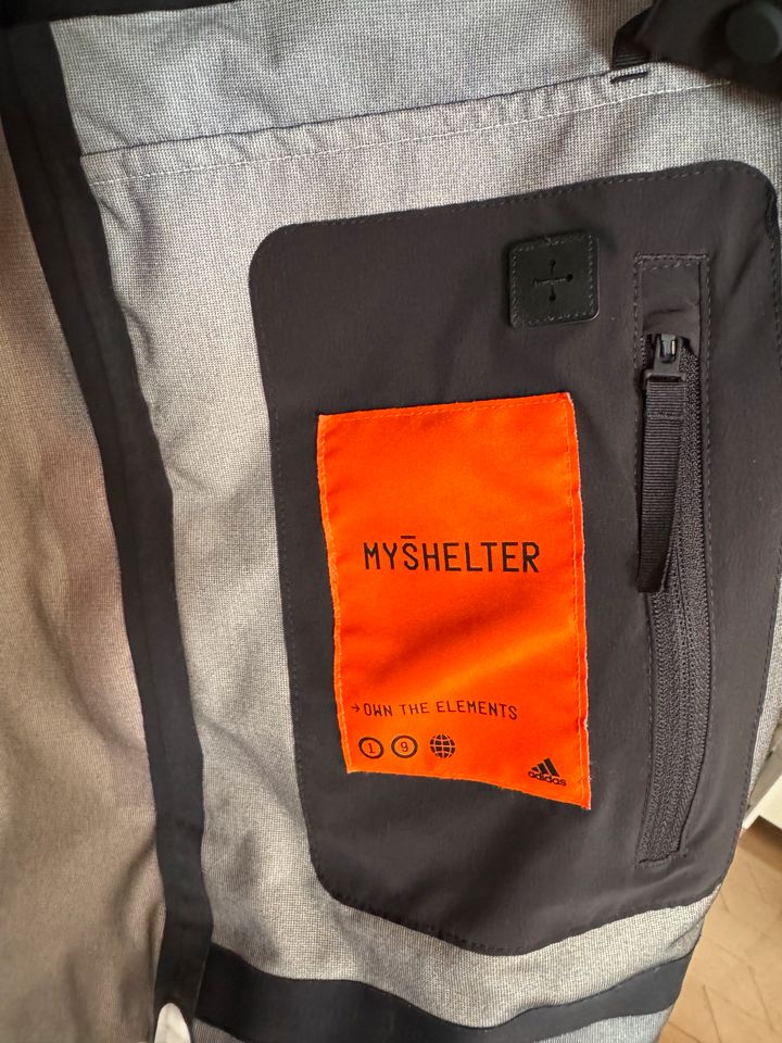 Neuwertige* adidas myshelter rain.rdy XL Herrenjacke in weiß in Rühen