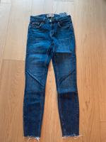 Jeans blau Zara 34 Skinny unten leicht ausgefranst Bayern - Vaterstetten Vorschau