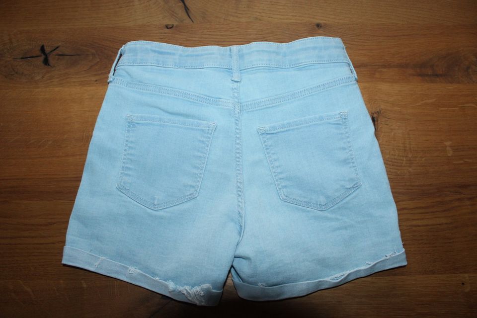 H & M  Mädchen Shorts Jeans Jeansshorts verstellbar Gr. 140 in Eichenzell