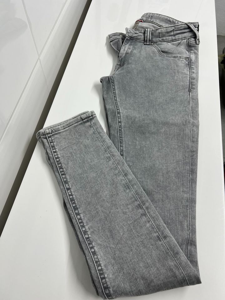 Damen Hilfiger low rise skinny Jeans neu in Garbsen