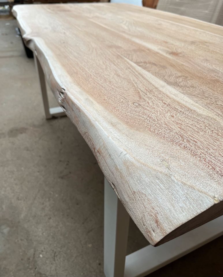 Vollmassiver Tisch 180x90 cm massivholz Esstisch , baumkante , in Wetzlar