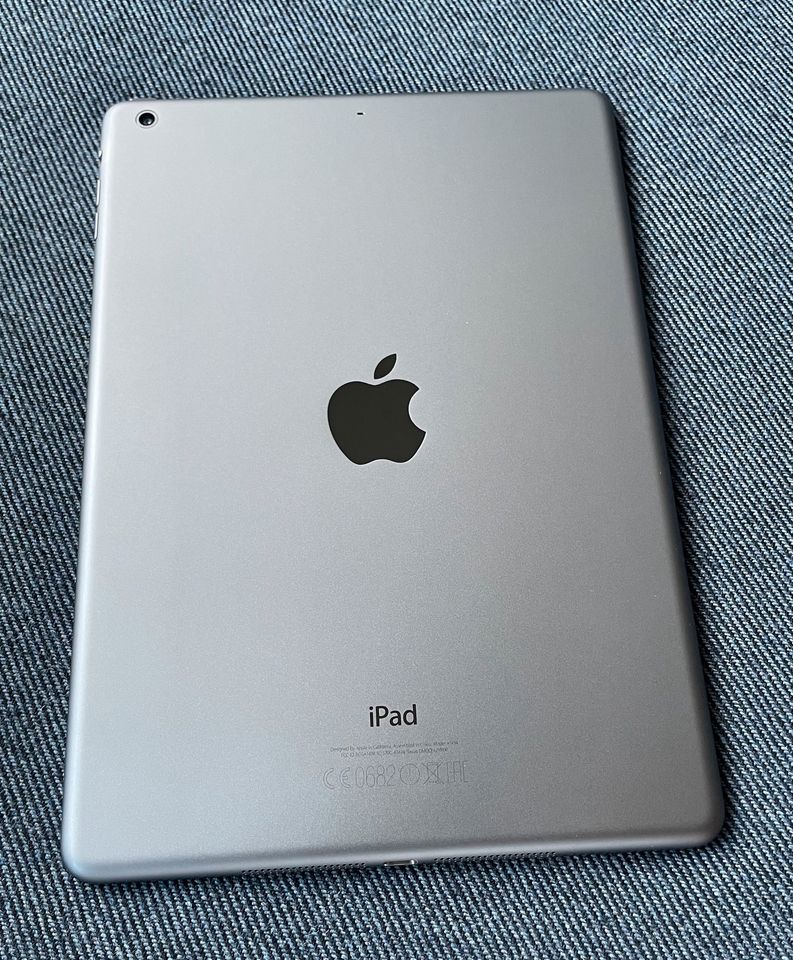 APPLE iPad Air Wi-Fi 16GB Space Grey mit Apple Smart Case Leder in Hamburg