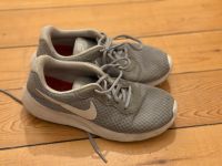 Nike Sportschuhe grau Größe 36,5 Gr. Sneaker Jungs Mädchen Hamburg - Harburg Vorschau