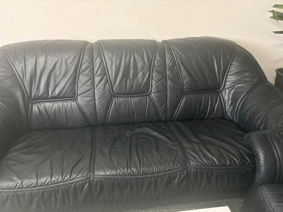 Schwarzes Sofa mit Tisch in gutem Zustand ohne Kratzer in Bad Oldesloe