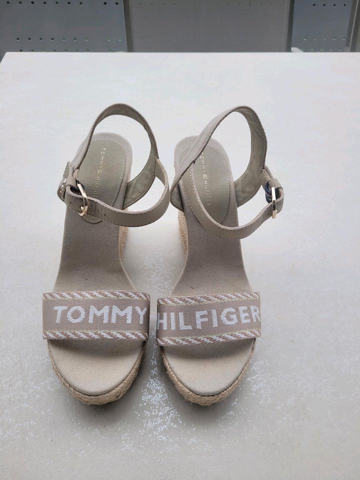 Damen Sandalen Tommy Hilfiger 10cm Keil Absatz in Fellbach