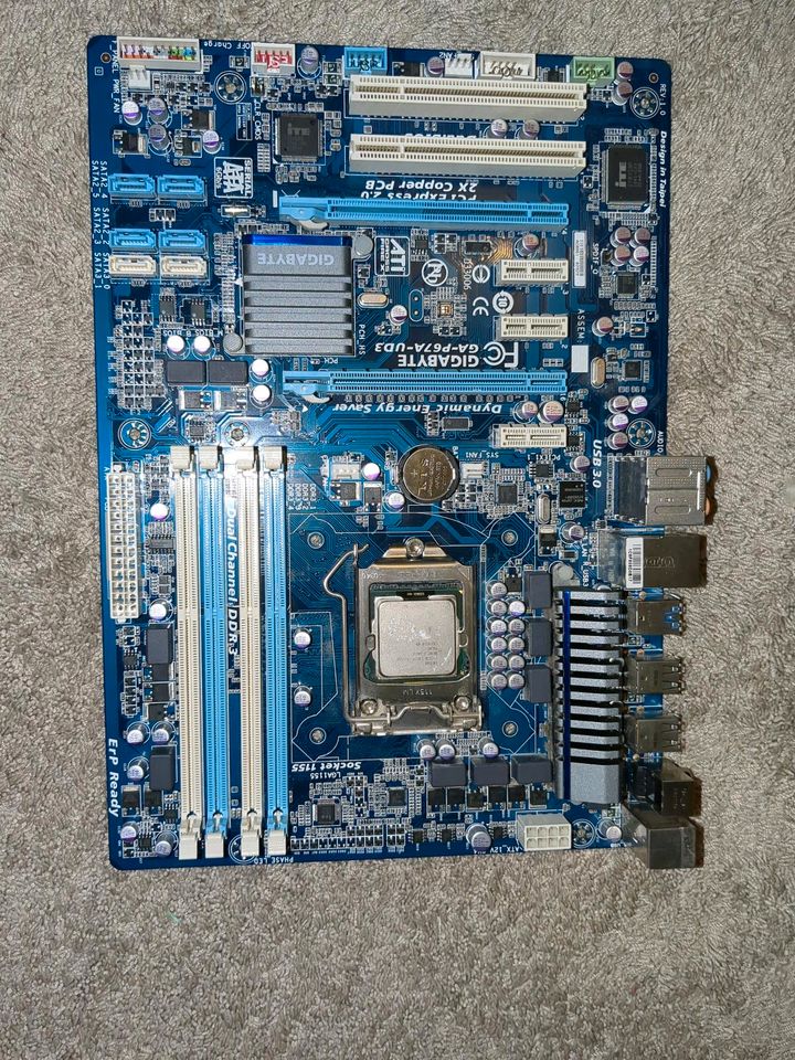 Mainboard von Gigabyte mit Blende in Berlin